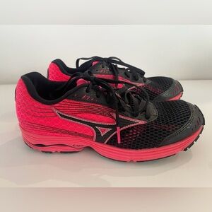 Women Mizuno Wave Sayonara 3
Running Shoes
Pink/black X10
Excellent condition!